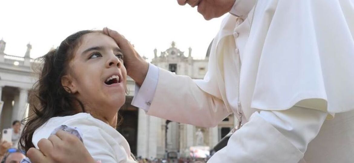 Papa bendice a Diana Marcela Caicedo