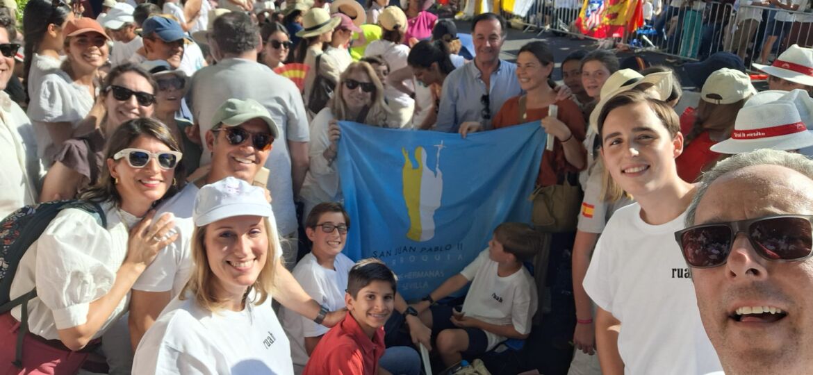 Feligreses del Papa León participan (6)